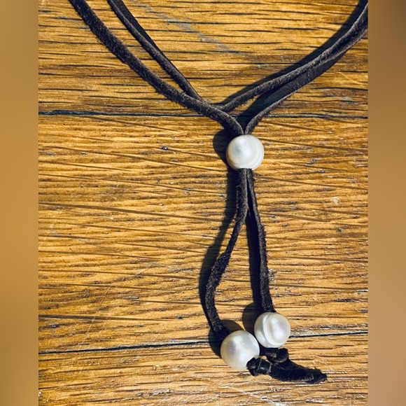 Four Pearls on dark brown suede necklace - Picture 3 of 6